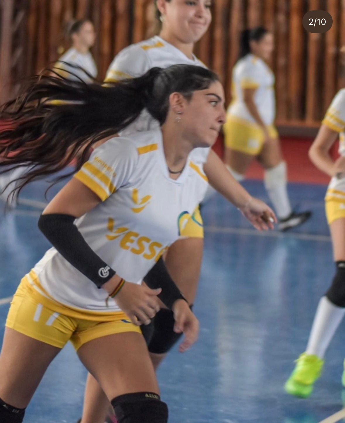 Movimento em treino com uniforme amarelo