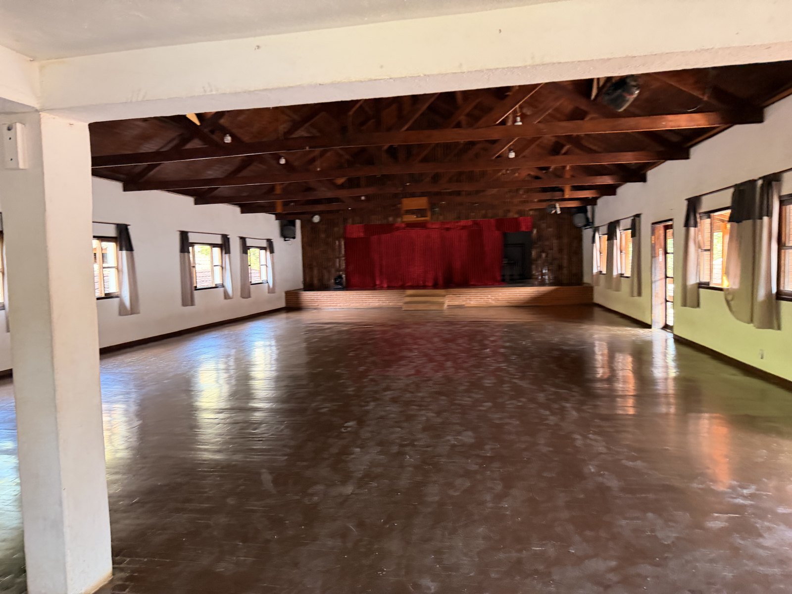 Sala de criação · salão de madeira