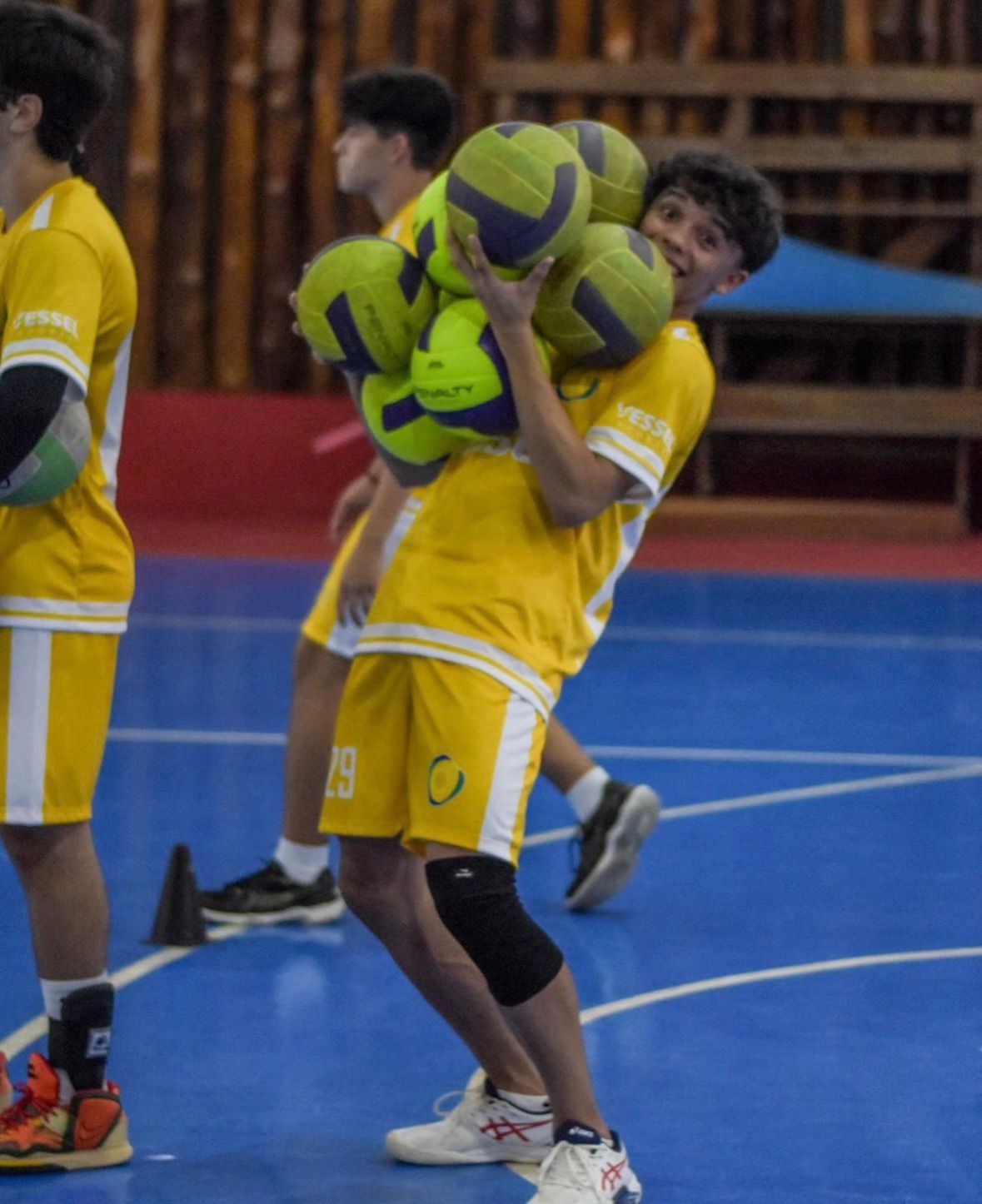Atleta carregando bolas para o aquecimento do treino