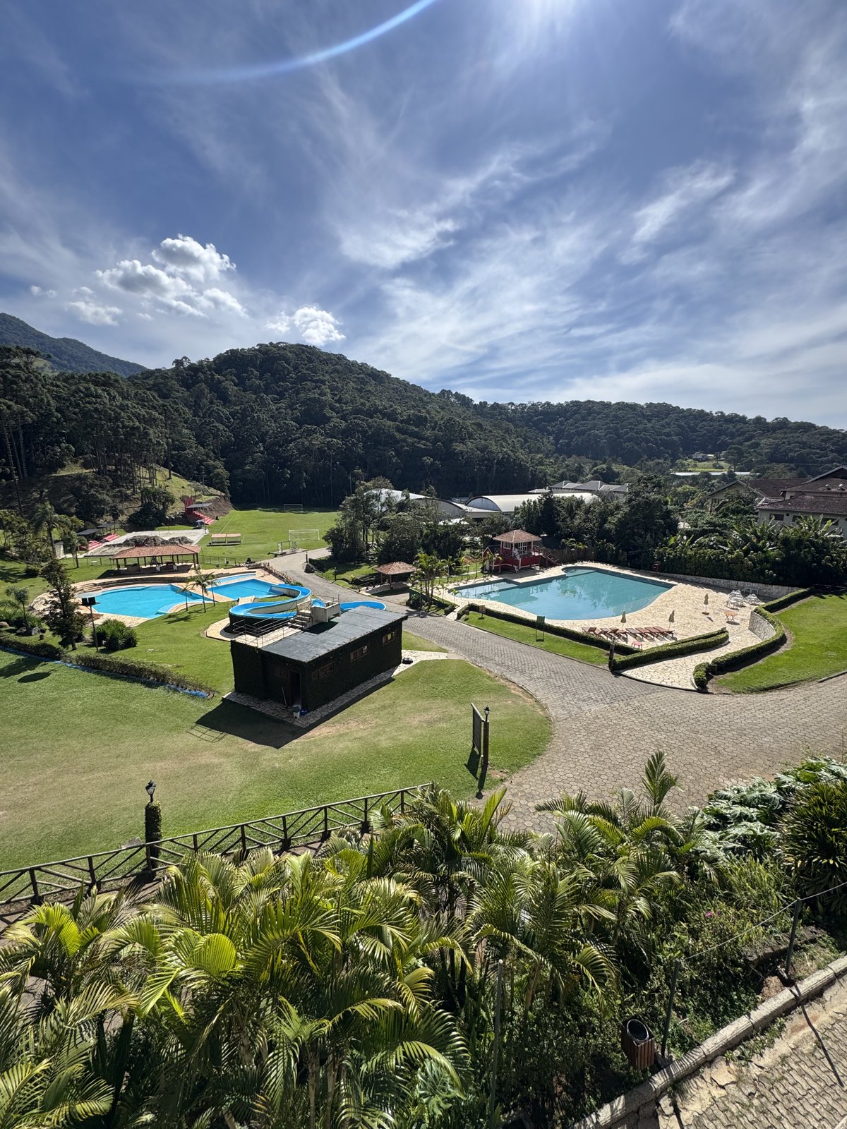 Visão geral do resort no vale