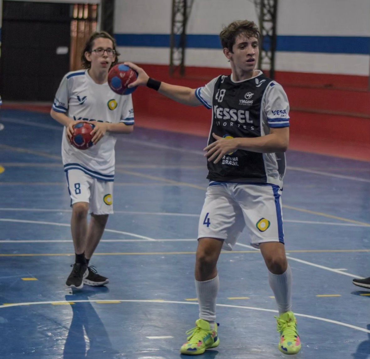 Disputa em treino de handebol em quadra coberta