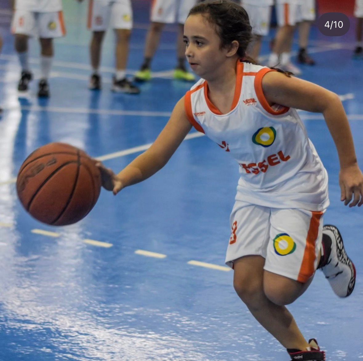 Jovem atleta em movimento durante treino de basquete na Bolha Brasil