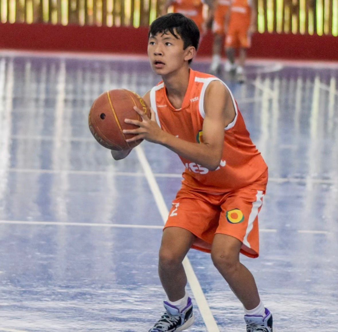 Jovem atleta em posição de arremesso de basquete