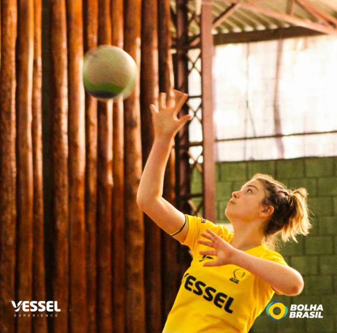 Jovem atleta sacando em treino de vôlei na Bolha Brasil