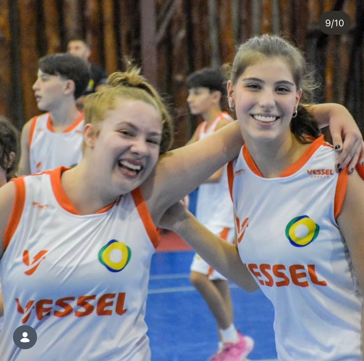 Atletas comemorando ao final de um treino