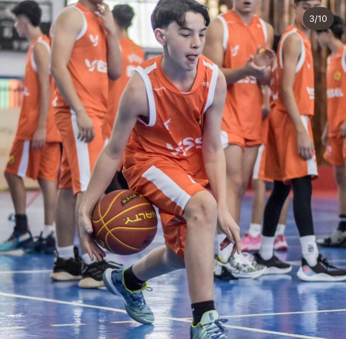 Treino de basquete: drible em quadra azul
