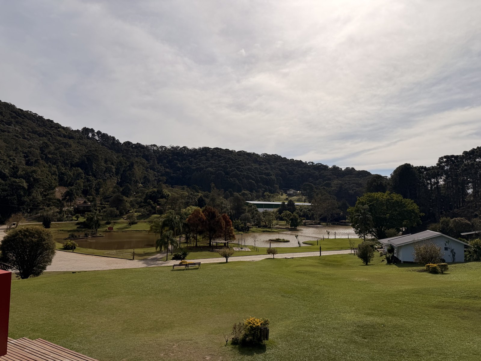 Lago e campos · convivência ao ar livre